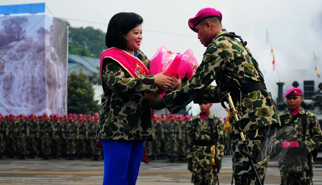 Endah Ade Supandi menerima karangan bunga saat diangkat sebagai Ibu Asuh Prajurit Tidur Korps Marinir, Jakarta, Kamis (2/4/2015). (Liputan6.com/Yoppy Renato)