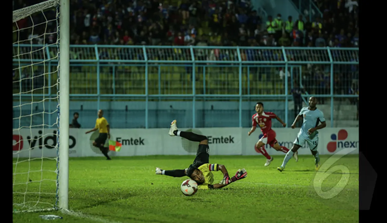 Kiper Persela, Choirul Huda gagal menghalau bola yang mengarah ke gawangnya  saat laga melawan Arema di SCM Cup 2015, Stadion Kanjuruhan Malang, Selasa (20/1/2015).  Arema Cronus menang 2-1 atas Persela Lamongan. (Liputan6.com/Faizal Fanani)