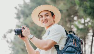 Ilustrasi seorang pria menikmati hangout selama liburan©tonefotografia/Depositphotos