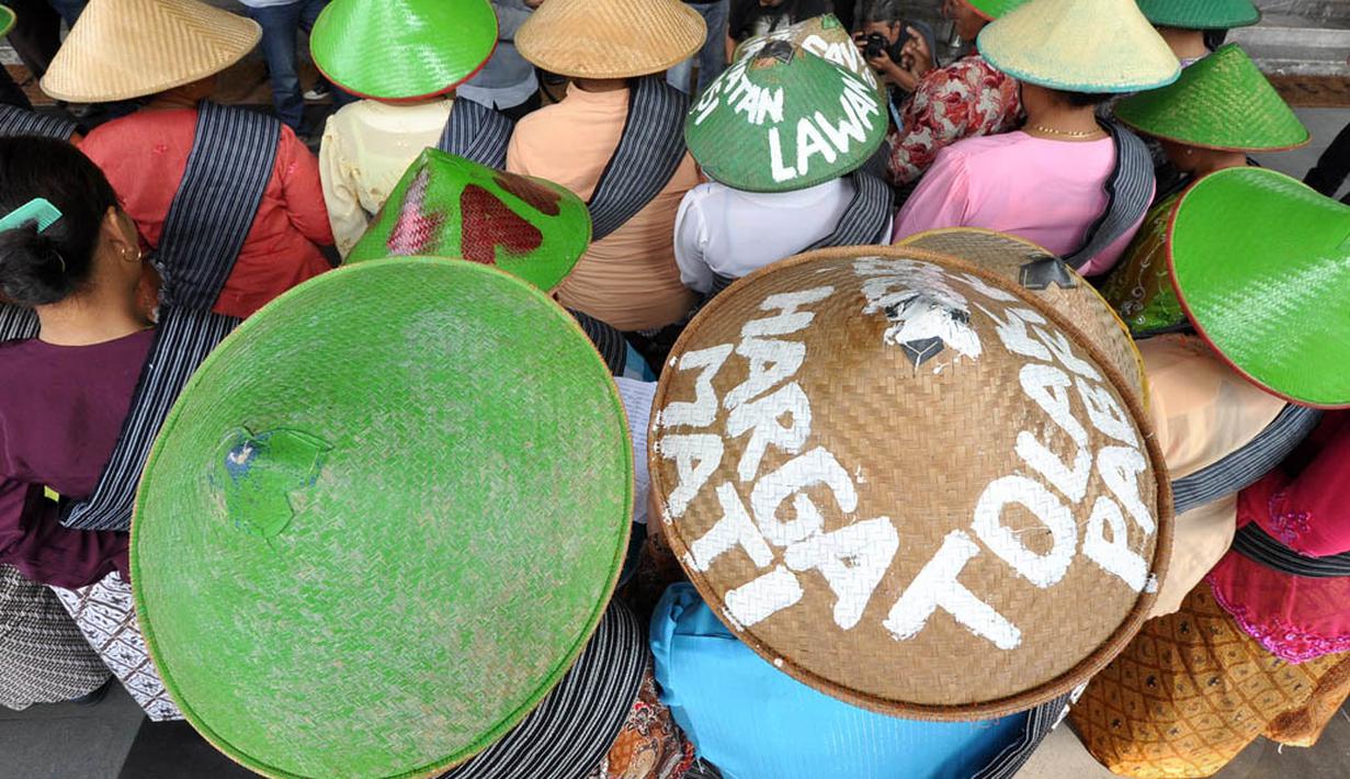 Puluhan perempuan asal Desa Tegal Dowo, Kecamatan Gunem, Kabupaten Rembang, Jawa Tengah itu meminta bantuan KPK untuk menghentikan operasi pabrik semen di desa mereka, Jakarta, Kamis (22/11/2014). (Liputan6.com/Miftahul Hayat)