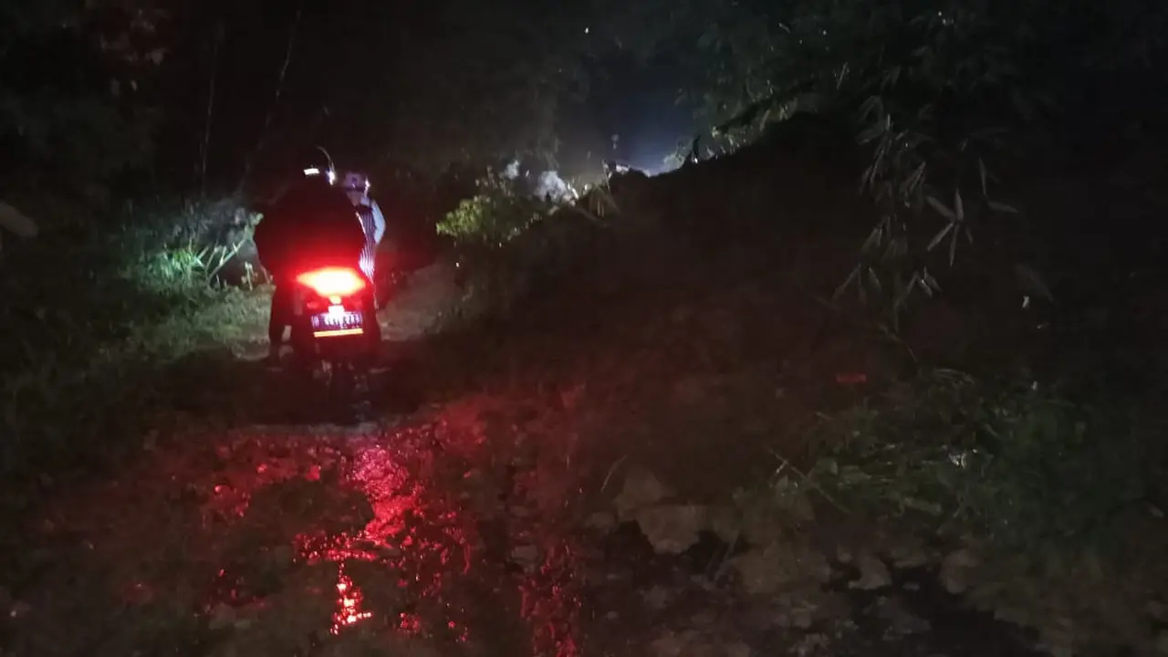 Hingga tadi malam material lonsgoran masih menutuskan akses jalur alternatif Garut-Sumedang via Selaawi