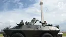 Personel TNI berada di dalam tank saat apel gelar pasukan di Monas, Jakarta, Jumat (20/11/2020). Sebanyak 15.000 personel TNI Kodam Jaya dan instansi terkait mengikuti apel kesiapan pilkada serentak 2020 dan penanggulangan bencana banjir di wilayah Kodam Jaya/Jayakarta (merdeka.com/Imam Buhori)