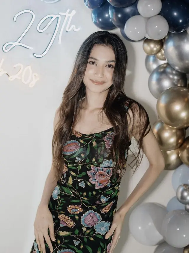 Mikha Tambayong Kenakan Dress Ketat saat Rayakan Ulang Tahun ke-29