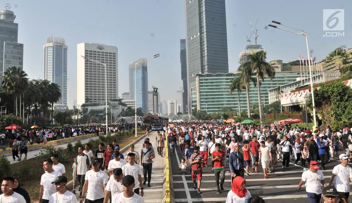 Warga beraktivitas saat kegiatan Car Free Day di trotoar MH Thamrin yang sebelumnya ditutup untuk proyek MRT, Jakarta, Minggu (19/8). Kawasan di sepanjang Thamrin kini lebih luas dan nyaman untuk warga melakukan kegiatan CFD (Merdeka.com/Iqbal S. Nugroho)