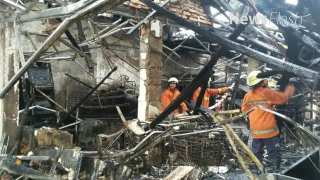 NEWS FLASH: Polisi Gelar Olah TKP Kebakaran di Kramat Bunder  