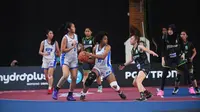 Tim Putri Universitas Pelita Harapan (putih) mengakhiri perlawanan sengit dari Institut Perbanas di babak playoffs (semifinal) Campus League 2026 Basketball Regional Jakarta dengan skor 51-37 di Basketball Court UPH, Tangerang, Sabtu (30/5/2026). (Bola.com/Campus League)