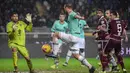 Bek Inter Milan, Stefan de Vrij, berusaha membobol gawang Torino pada laga Serie A Italia di Stadion Olympic, Turin, Sabtu (23/11). Torino kalah 0-3 dari Inter. (AFP/Marco Bortorello)