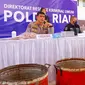 Konferensi pers penyelewengan BBM bersubsidi jenis solar di Polda Riau. (Liputan6.com/M Syukur)