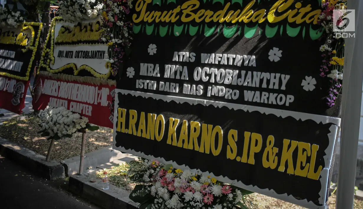 Karangan bunga dari Rano Karno atas meninggalnya istri Indro Warkop, Nita Octobijanthy terpajang di rumah duka kawasan Pulo Mas, Jakarta, Rabu (10/10). Istri Indro Warkop meninggal di usia 59 tahun akibat kanker paru-paru. (Liputan6.com/Faizal Fanani)