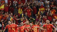 Para pemain Spanyol merayakan gol yang dicetak Sergio Ramos ke gawang Swedia pada laga Kualifikasi Piala Eropa 2020 di Stadion Santiago Bernabeu, Madrid, Senin (10/6). Spanyol menang 3-0 atas Swedia. (AFP/Oscar Del Pozo)
