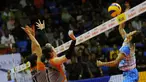 Pevoli putri Jakarta PGN Popsivo, Ayu Cahyaning (kanan) melakukan smash saat berlaga melawan Jakarta BNI 46 di putaran kedua Pertamina Proliga 2015 di Hall A Senayan, Jakarta, Minggu (21/3/2015). (Liputan6.com/Helmi Fithriansyah)
