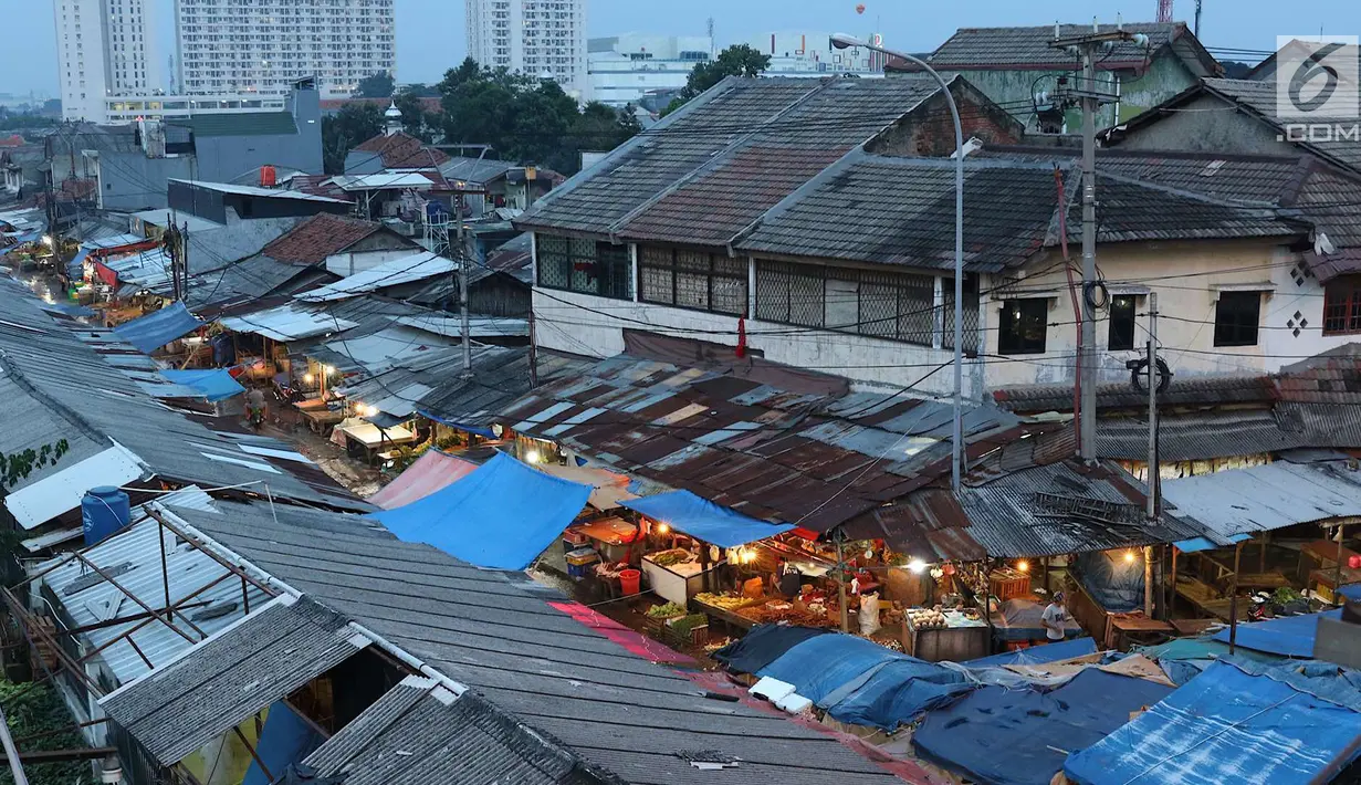 Pemandangan Pasar Kemiri Muka yang berada di kawasan Depok, Jawa Barat, Senin (23/4). Penundaan tersebut, tentu akan memberi waktu kepada DPRD dan Wali Kota untuk melakukan negosiasi dengan pihak yang sedang bersengketa. (Liputan6.com/Immanuel Antonius)