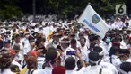 Massa Asosiasi Pemerintah Desa Seluruh Indonesia (Apdesi) melakukan unjuk rasa di kawasan Silang Monas, Jakarta, Kamis (16/12/2021). Apdesi menuntut Presiden Joko Widodo merevisi Perpres Nomor 104 Tahun 2021 tentang Rincian APBN 2022. (merdeka.com/Imam Buhori)