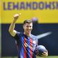 Barcelona resmi memperkenalkan Robert Lewandowski ke publik Camp Nou pada Jumat (5/8/2022) (AFP)