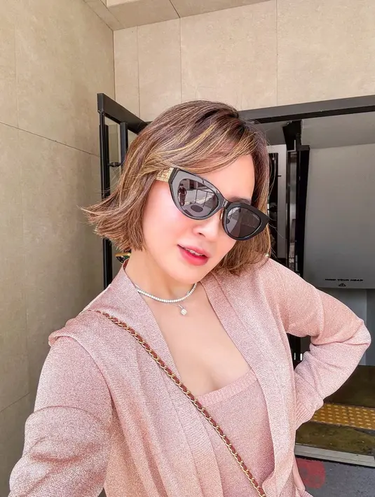 Dengan peach makeup khas perempuan Korea bikin Shandy Aulia tampil bak warga lokal [@shandyaulia]