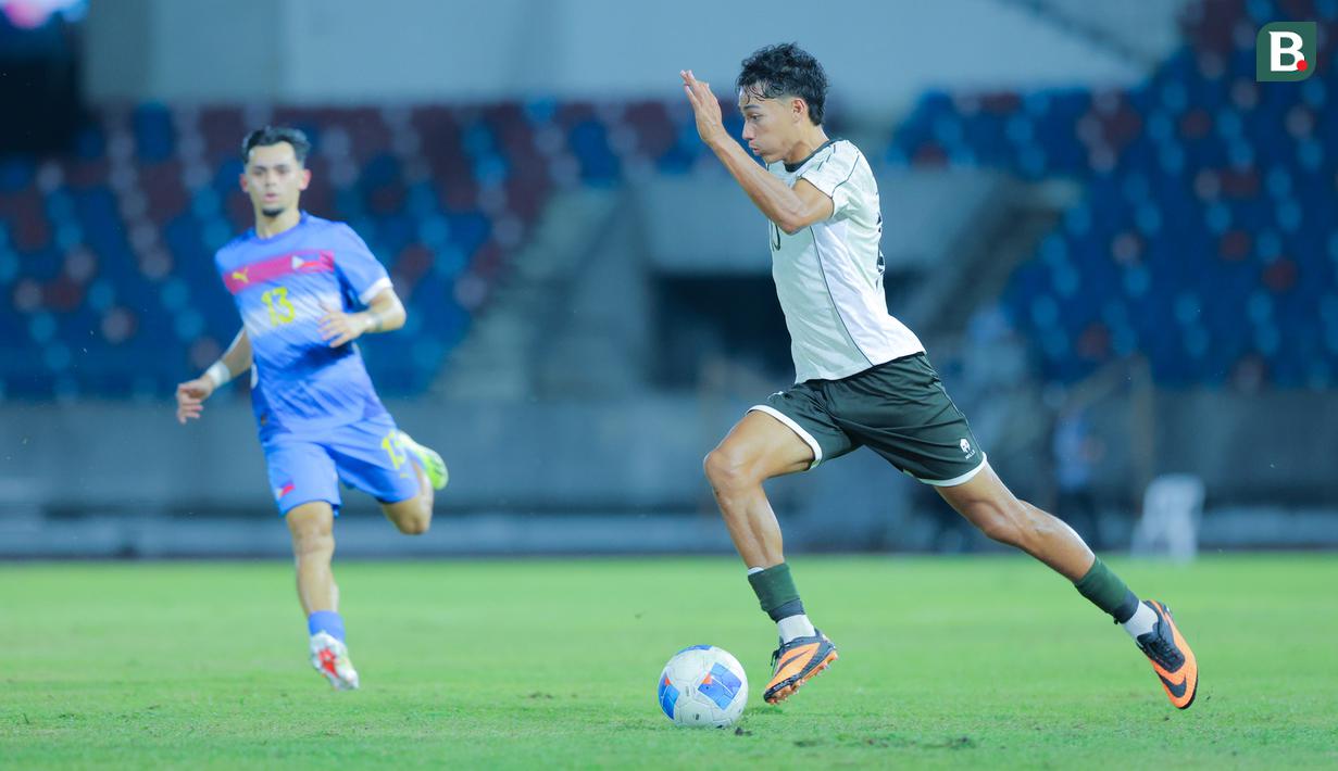 Pemain Timnas Indonesia U-22, Rafael Struick, berusaha melewati pemain Timnas Filipina U-22 pada laga Grup C SEA Games 2025 di 700th Anniversary Stadium, Senin (8/12/2025). (Bola.com/Bagaskara Lazuardi)