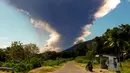 Gunung Lewotobi Laki-laki kembali erupsi, seperti yang terlihat dari desa Nangahale, Sikka, Nusa Tenggara Timur pada Senin 7 Juli 2025. (ARNOLD WELIANTO/AFP)