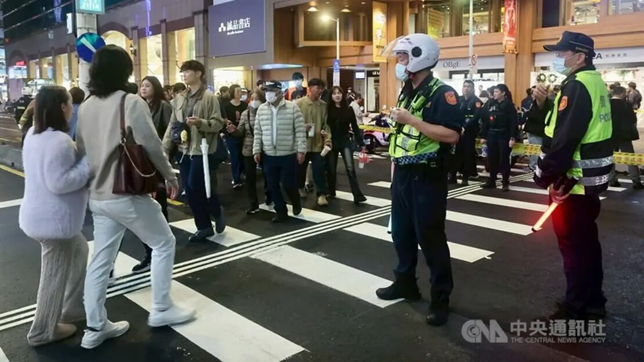 Pria Mengamuk Serang Warga Pakai Pisau dan Bom Asap di Taipei, Taiwan