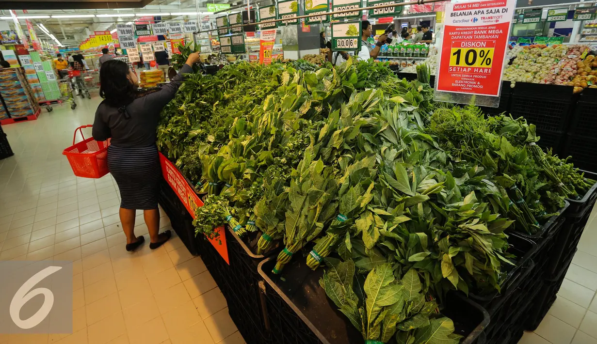 Seorang pembeli mengecek sayur-mayur di sebuah supermarket di Jakarta, Jumat (19/6/2015). Berbagai jenis sayuran antara lain seperti cabai merah, kacang panjang, timun, bawang merah, mengalami kenaikan di awal bulan puasa. (Liputan6.com/Faizal Fanani)