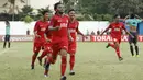 Pemain Universitas Muhammadiyah Malang (UMM) berselebrasi usai cetak gol ke gawang Universitas Negeri Malang (UM) pada laga final Torabika Campus Cup 2017 di Stadion UM, Malang, Kamis, (02/11/2017). UMM menang 2-0 atas UM. (Bola.com/M Iqbal Ichsan)