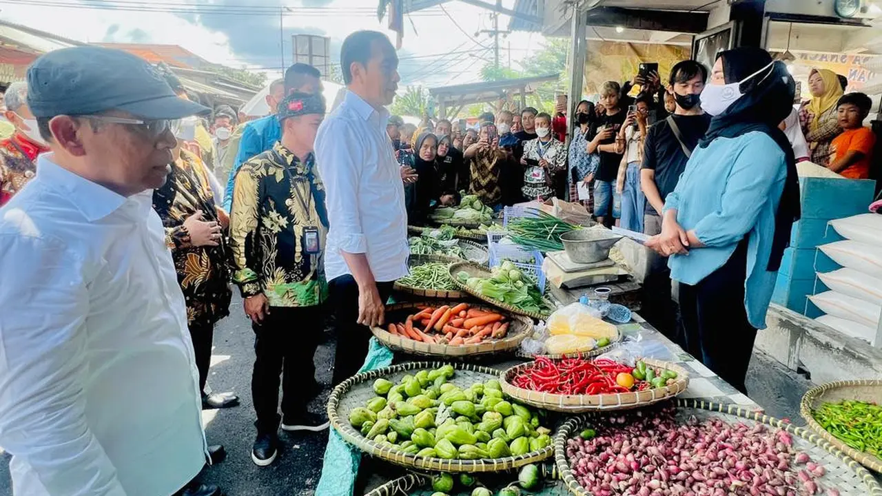 Presiden Joko Widodo atau Jokowi saat mengunjungi Pasar Baleendah, Kabupaten Bandung