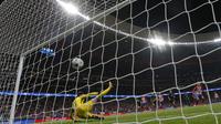 Sepakan pemain Atletico Madrid, Antoine Griezmann menembus pertahanan kiper Chelsea, Thibaut Courtois pada laga grup C Liga Champions di Wanda Metropolitano stadium, Madrid, Spanyol, (27/9/2017). Chelsea menang 2-1. (AP/Francisco Seco)