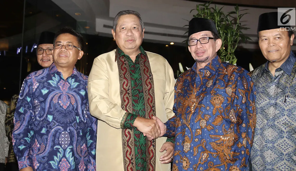 Ketua Umum Partai Demokrat Susilo Bambang Yudhoyono (kedua kiri), Ketua Majelis Syuro PKS Salim Segaf Al-Jufri (kedua kanan), Presiden PKS Sohibul Iman (kiri) dan Hidayat Nur Wahid di Gran Melia, Jakarta, Senin (30/7). (Liputan6.com/Herman Zakharia)