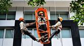 Mahasiswa mengikuti simulasi Vertical Rescue atau evakuasi vertikal selama latihan gempa bumi dan bencana di Universitas Syiah Kuala, Banda Aceh pada Selasa 21 Oktober 2025. (CHAIDEER MAHYUDDIN/AFP)