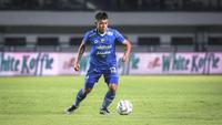 Pemain Persib Bandung, Febri Hariyadi mengontrol bola pada laga lanjutan pekan ke-3 BRI Liga 1 2023/2024 antara Persib Bandung melawan Dewa United FC di Stadion Gelora Bandung Lautan Api (GBLA), Bandung, Jumat (14/07/2023). (Bola.com/Bagaskara Lazuardi)