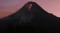 Lava menyembur dari Gunung Merapi terlihat dari desa Kaliurang Selatan di Srumbung, Magelang, Jawa Tengah pada 12 Maret 2023. Gunung Merapi yang berada di perbatasan Daerah Istimewa Yogyakarta dan Jawa Tengah kembali meletus pada Sabtu 11 Maret 2023. (AFP/Devi Rahman)