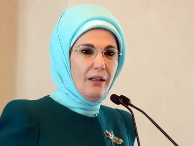 Istri Presiden Turki, Emine Erdogan menjadi istri Presiden Turki pertama yang mengenakan jilbab. Dibutuhkan waktu 10 tahun guna mengubah undang-undang yang melarang jilbab masuk ke institusi negara melalui jalan juang parlemen.( trtturk.com)