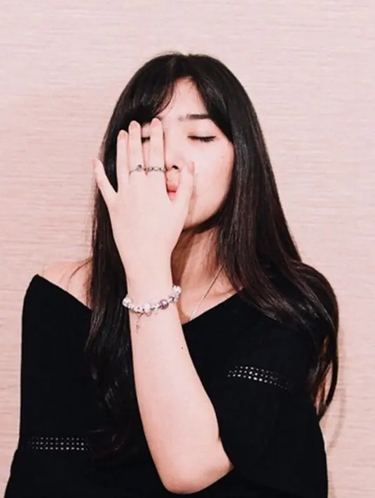 “Mau nyoba aja sih ganti model rambut,tapi agak gak yakin juga dan akhirnya aku lebih milih warna rambut yang cocok untuk jenis kulitku, mau tampil fresh aja sih hehe”ucapnya. . (via instagram/@isyanasarasvati)