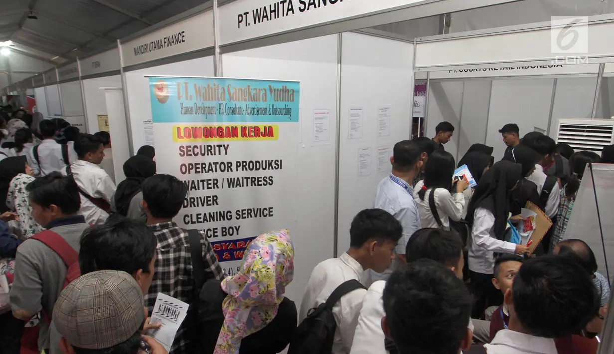 Calon pelamar kerja mencari informasi di salah satu stand "Job Fair Tangsel 2018" di BSD, Kamis  (19/7). Job Fair ini menyediakan 10.000 lebih lowongan kerja  dari 50 perusahaan berbagai bidang dan berlangsung hingga (20/7/2018). (Merdeka.com/Arie Basuki)