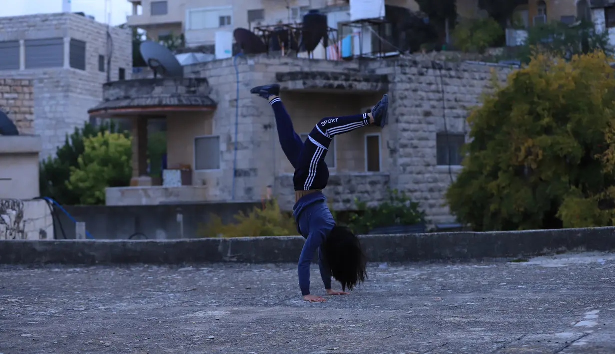 Seorang wanita muda Palestina berlatih parkour di Kota Betlehem, Tepi Barat (30/11/2020). (Xinhua/Mamoun Wazwaz)
