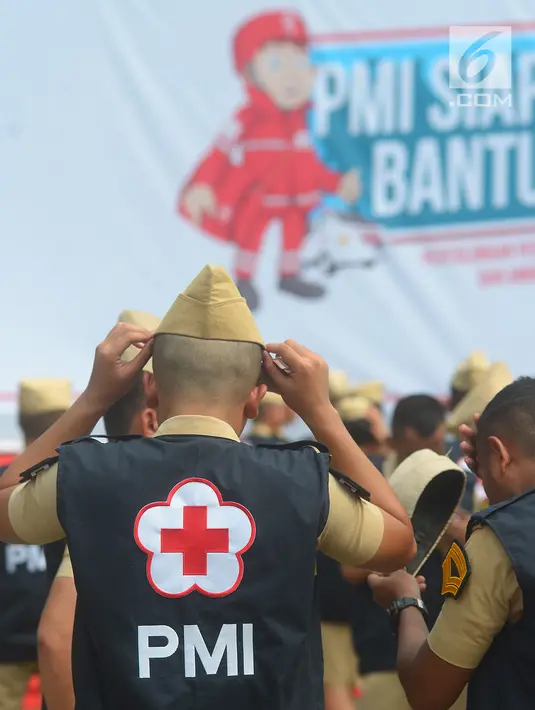 Relawan PMI saat menghadiri apel siaga untuk Lebaran Tahun 2018 di lapangan stasiun Gambir,Jakarta, Kamis (7/6). Sebanyak 8.422 relawan dan para medis PMI di turunkan untuk lebaran tahun 2018. (Merdeka.com/Imam Buhori)