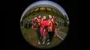 <p>Dari kiri ke kanan: Khairina Nur Ariesta (25), Intan Izdihar (24), dan Putri Oktivian (26) merupakan serombongan remaja putri yang berasal dari Bogor dan Jakarta Timur. Profesi dari ketiganya adalah seorang pegawai swasta. Begini tanggapan mereka soal Timnas Indonesia U-19 di ajang AFF U-19 2022: "Jarang nonton bola. Harapannya aja, semoga semakin sukses, lancar hingga babak final." (Bola.com/Bagaskara Lazuardi)</p>