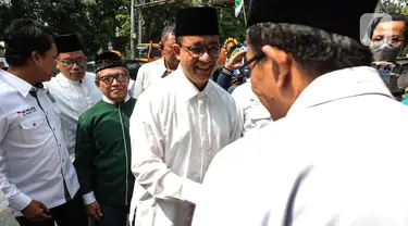 Mantan Gubernur Jakarta, Anies Baswedan menyambangi kantor Dewan Pimpinan Wilayah (DPW) Partai Kebangkitan Bangsa (PKB) Jakarta, di kawasan Pulo Gadung, Jakarta Timur, Minggu (21/7/2024). (Liputan6.com/Angga Yuniar)