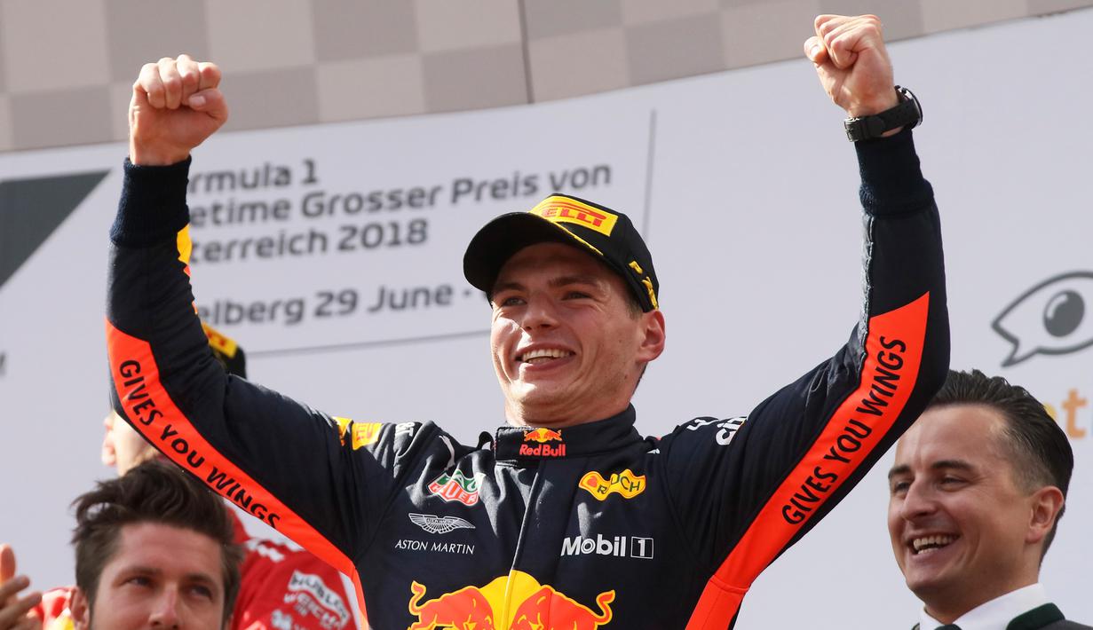 Pembalap Red Bull Max Verstappen tersenyum di podium setelah memenangkan Grand Prix Formula Satu Austria di Red Bull Racetrack di Spielberg, Austria selatan, (1/7). Verstappen mencatatkan waktu 1:21:56,024. (AP Photo / Ronald Zak)