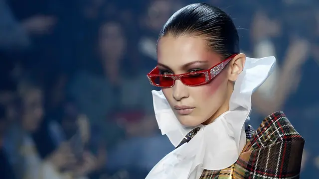 Gaya Bella Hadid Berlenggok di Atas Catwalk Haute Couture