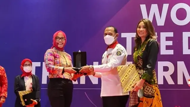 Sri Safitri menerima penghargaan Women in Cyber Security Leader 2022 dari BSSN dan IWCS