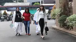 Pemain sinetron Kirana Larasati saat tiba di Pengadilan Agama Jakarta Selatan, Kamis (15/06). Sebelumnya, sidang mediasi yang digelar pada 18 Mei 2017 diketahui gagal dilakukan lantaran ketidakhadiran sang suami. (Liputan6.com/Herman Zakharia)
