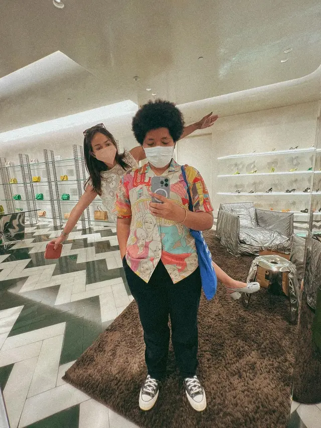 7 Potret Kebersamaan Enzy Storia dan Sang Adik, Kompak Banget