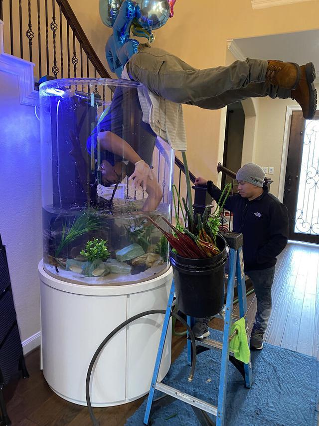 8 Potret Cara Pekerja Lapangan Bekerja Ini Bikin Deg-Degan