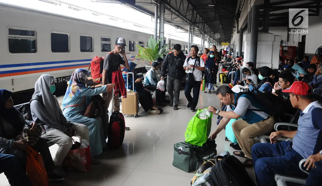 Calon penumpang kereta api menunggu pemberangkatan di Stasiun Pasar Senen, Jakarta, Selasa (16/4). PT KAI Daop 1 Jakarta mengoperasikan 11 KA tambahan dari Stasiun Gambir dan Pasar Senen. (Liputan6.com/Herman Zakharia)