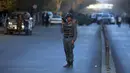 Petugas keamanan Afghanistan mengecek lokasi pemboman bunuh diri di Wazir Akbar Khan di Kabul, Afghanistan (31/10). Serangan terjadi pada (31/10/2017) oleh pelaku yang diyakini berusia 13-15 tahun. (AP Photo/Massoud Hossaini)