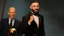 Pemain Real Madrid, Karim Benzema mengepalkan tangan saat terpilih memenangkan trofi Ballon d'Or 2022 di Theater du Chatelet, Paris, Prancis, Senin (17/10/2022). Keberhasilan Karim Benzema meraih trofi Ballon d'Or 2022 membuat striker Real Madrid itu mengikuti jejak dua pemain Los Blancos lainnya, Zinedine Zidane dan Ronaldo. (AP Photo/Francois Mori)