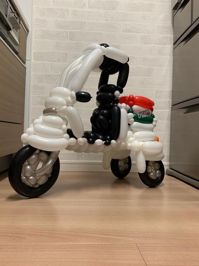 6 Karya Seni Balon Bentuk Benda Rumah Tangga Ini Kreatif Banget