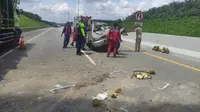 Kecelakaan di Tol Pekanbaru-Dumai yang mengakibatkan salah satu penumpang mobil pickup meninggal dunia. (Liputan6.com/M Syukur)