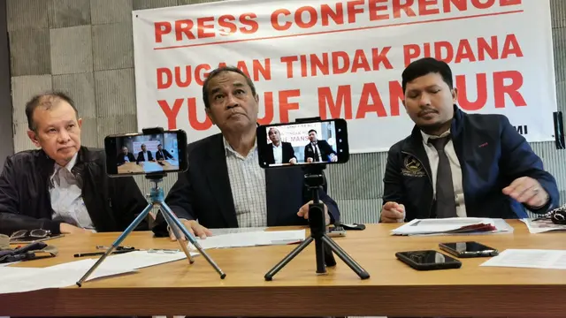 Djudju Purwanto (tengah) Kuasa hukum korban investasi yang bakal melaporkan Ustaz Yusuf Mansur