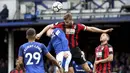 Striker Everton, Wayne Rooney, duel udara dengan bek Bournemouth, Simon Francis, pada laga Premier League, di Stadion Goodison Park, Sabtu (23/9/2017). Everton menang 2-1 atas Bournemouth. (AP/Barrington Coombs)